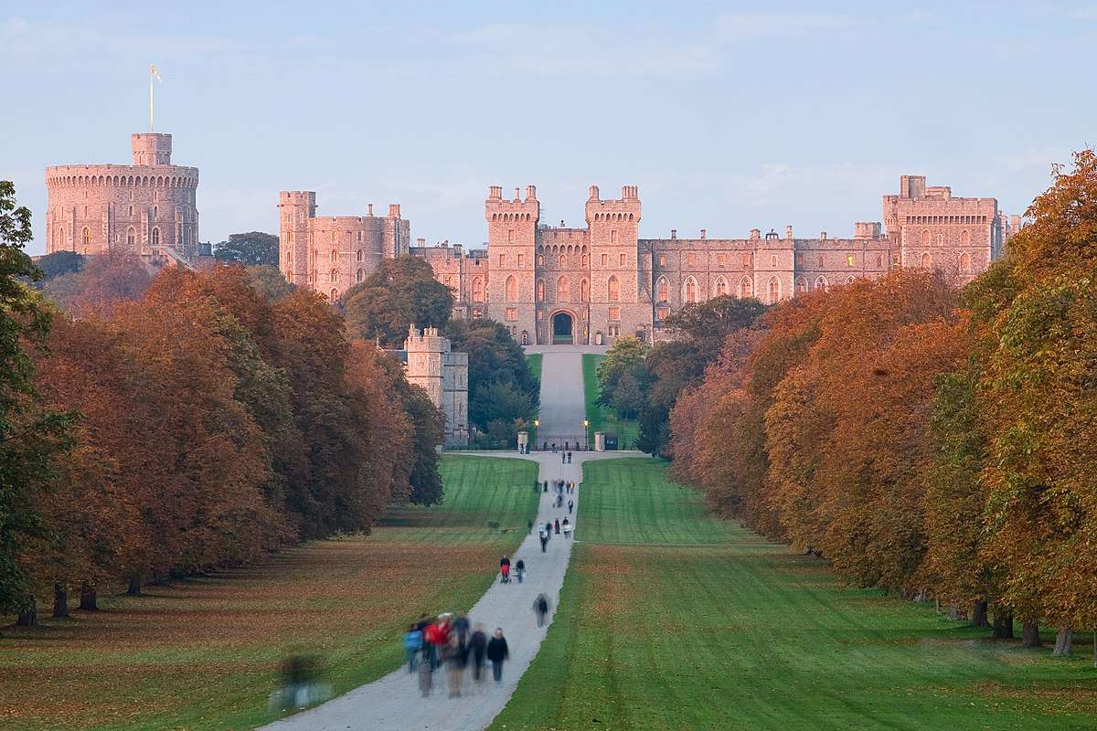 1200px-Windsor_Castle_at_Sunset_-_Nov_2006